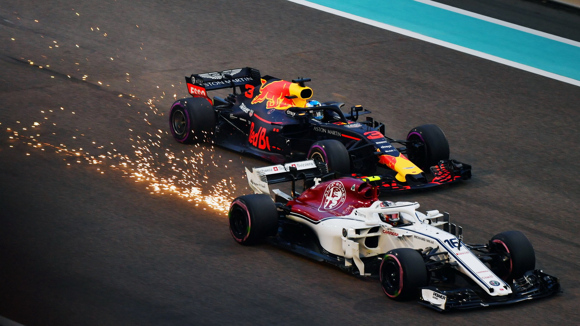 Charles Leclerc a Daniel Ricciardo v závodě v Abú Zabí