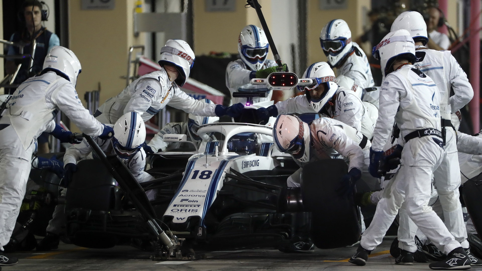 Lance Stroll v závodě v Abú Zabí