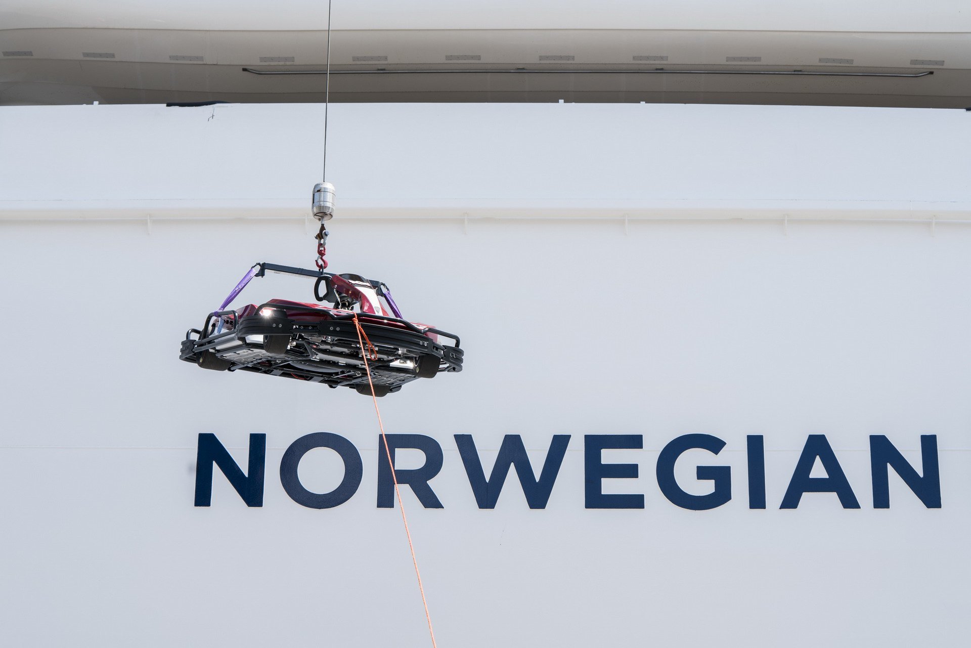 Paluba výletní lodi Norwegian Bliss nabídne mimo jiné i dvoupatrovou závodní trať pro motokáry
