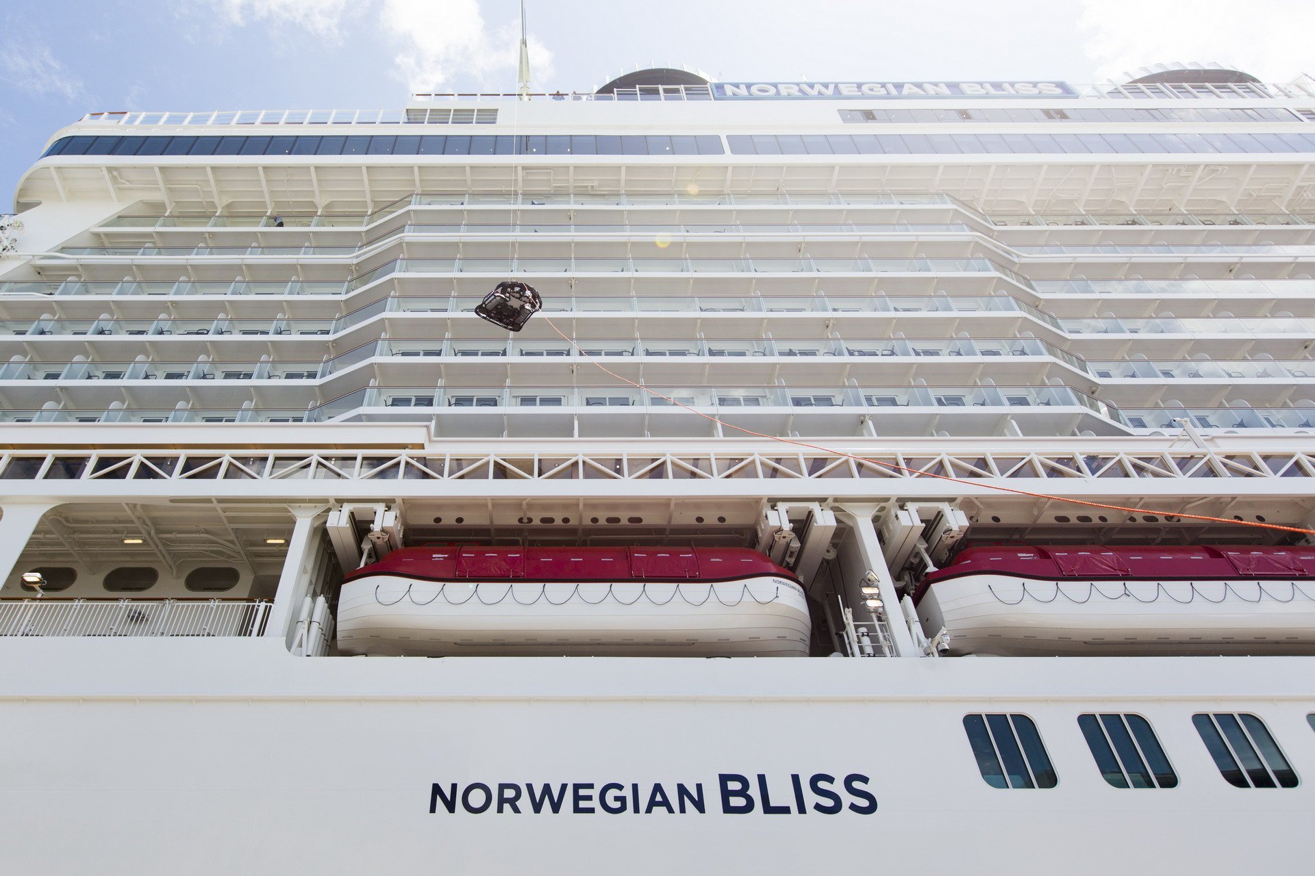 Paluba výletní lodi Norwegian Bliss nabídne mimo jiné i dvoupatrovou závodní trať pro motokáry