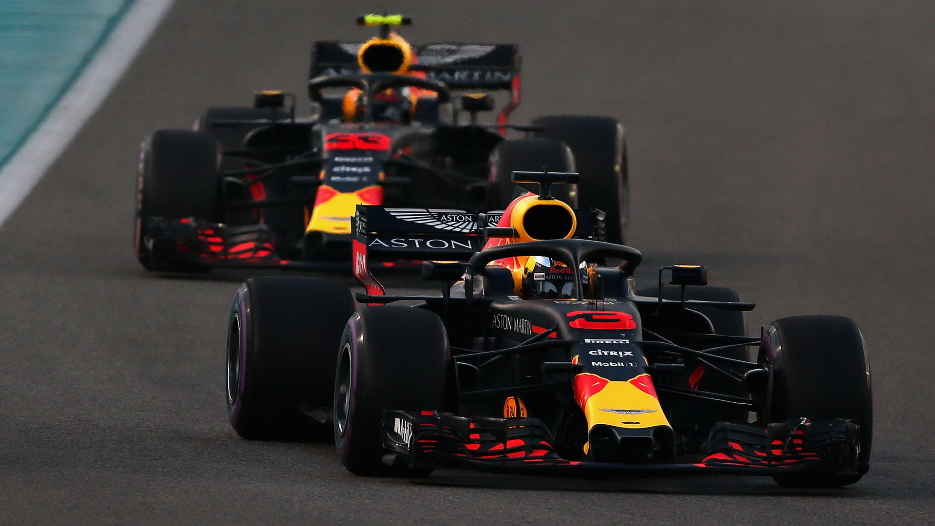 Daniel Ricciardo a Max Verstappen v závodě v Abú Zabí