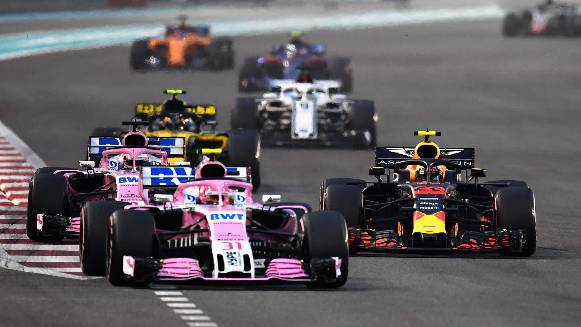 Max Verstappen předjíždí vozy Force India v závodě v Abú Zabí