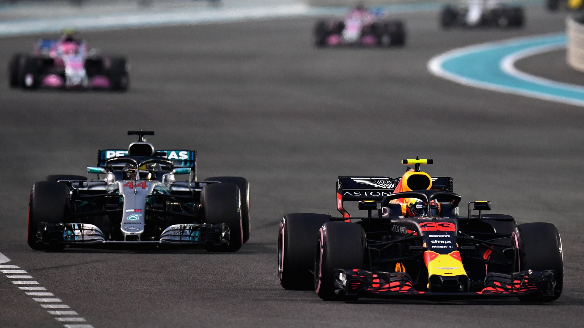 Max Verstappen a Lewis Hamilton v závodě v Abú Zabí