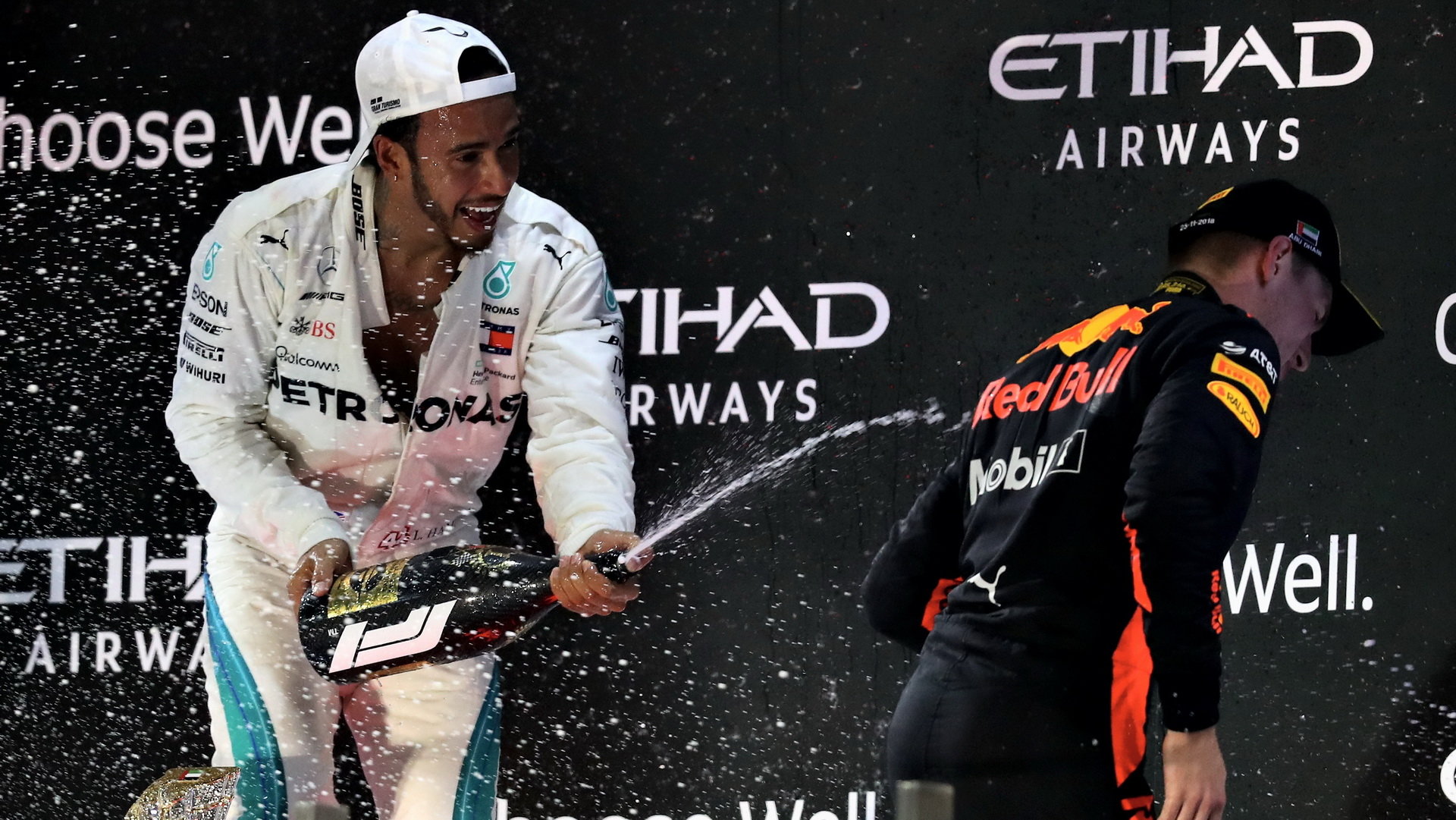 Lewis Hamilton a Max Verstappen na pódiu v Abú Zabí