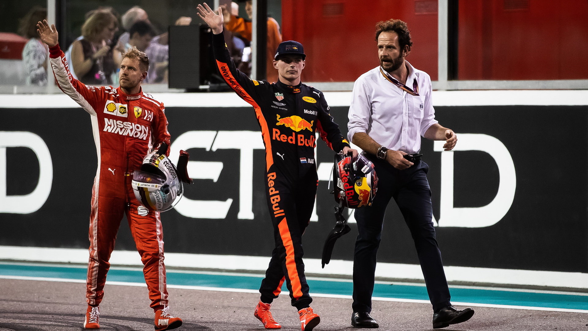 Sebastian Vettel a Max Verstappen na pódium po závodě v Abú Zabí
