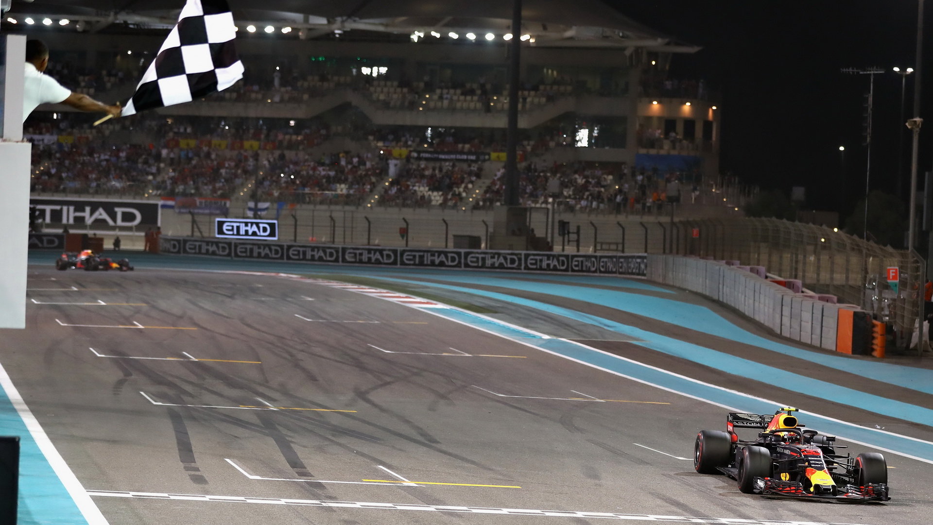 Max Verstappen v cíli závodu v Abú Zabí