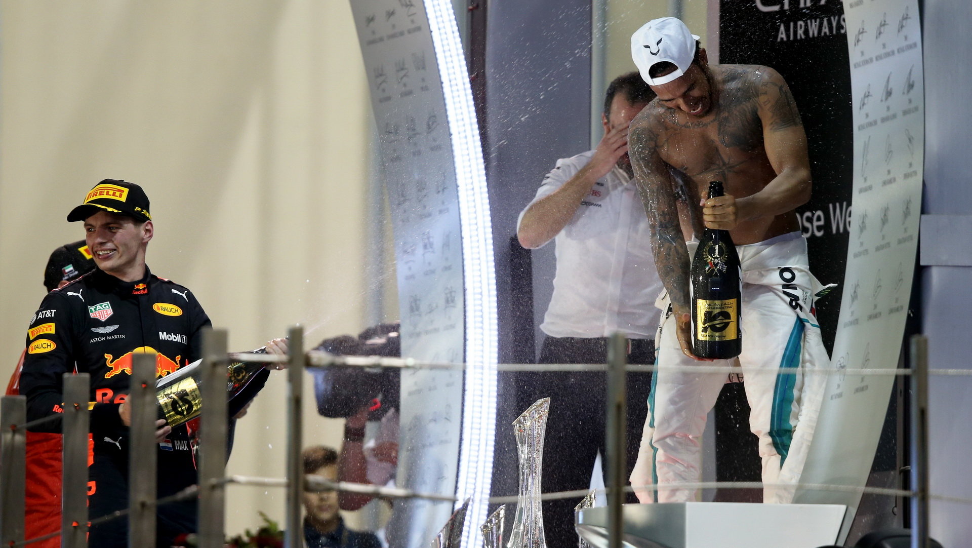 Lewis Hamilton a Max Verstappen na pódium po závodě v Abú Zabí