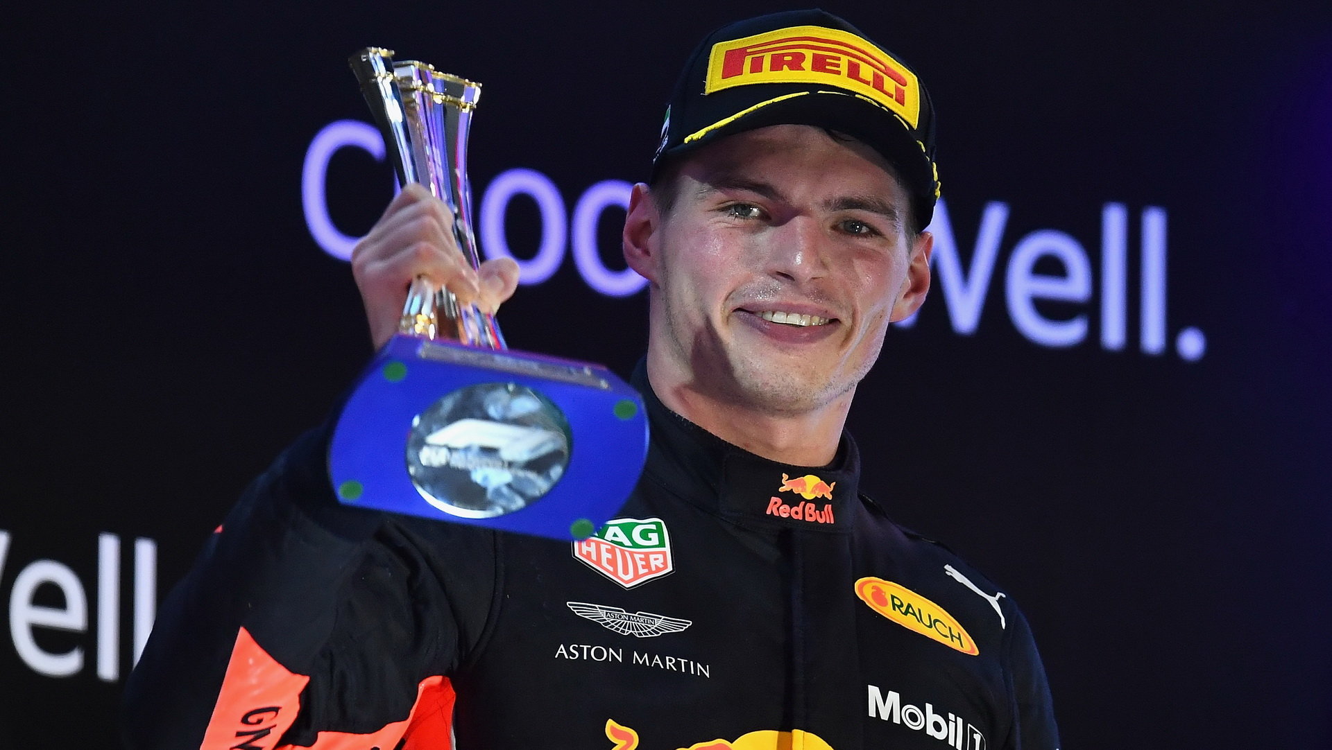 Max Verstappen se svou trofejí na pódium po závodě v Abú Zabí