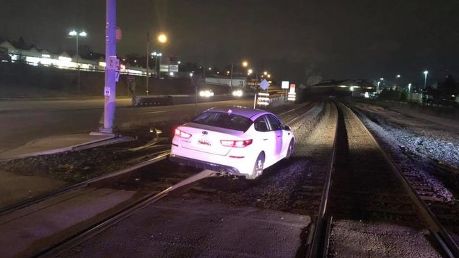Řidička najela se svým vozem na koleje, prý za to mohla navigace (Facebook/City of Duquesne Police Department)