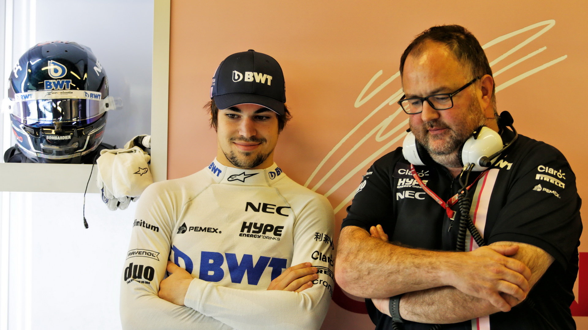 Lance Stroll a Tom McCullough při posezónních testech v Abú Zabí