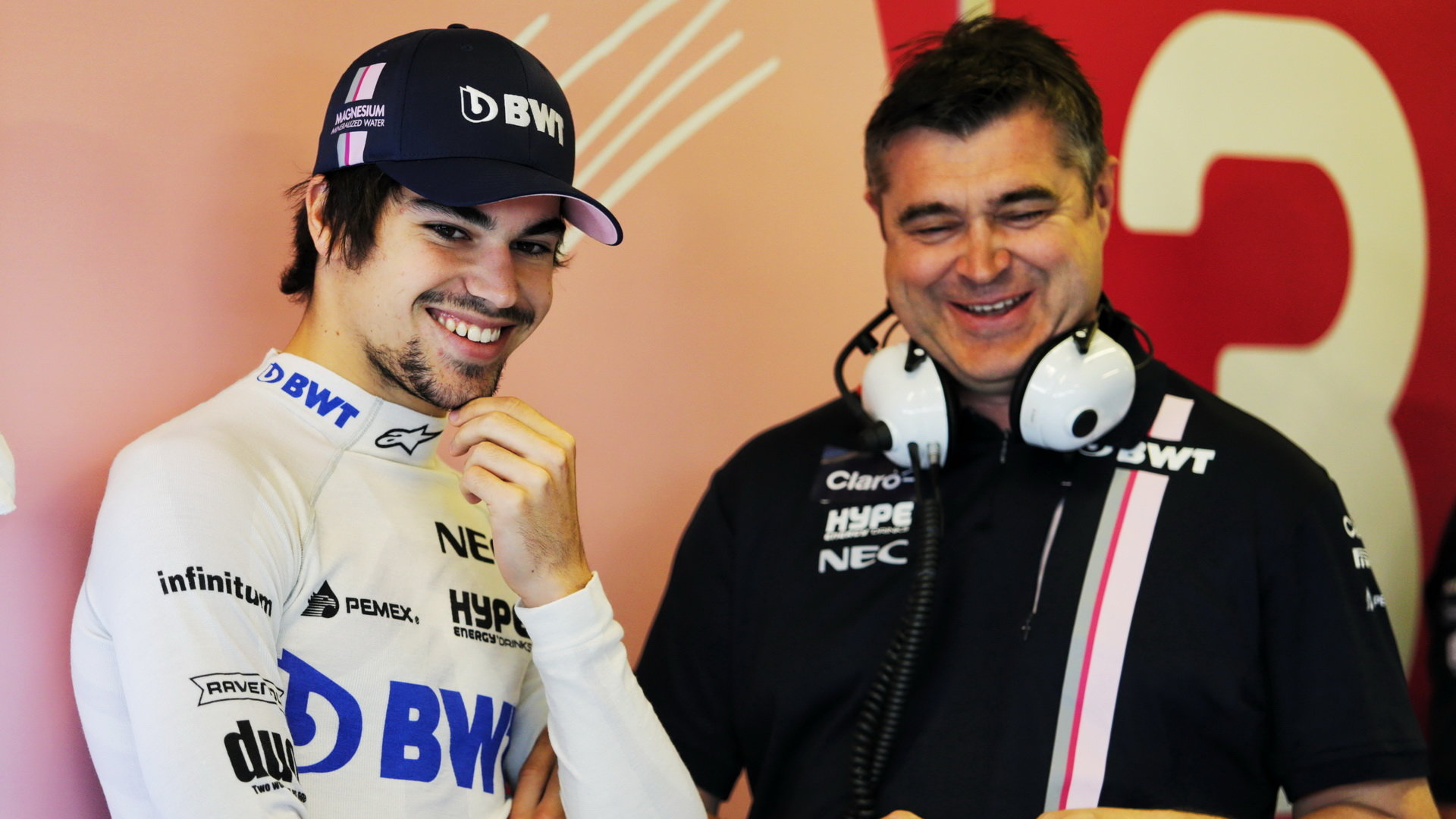 Lance Stroll a Bradley Joyce při posezónních testech v Abú Zabí