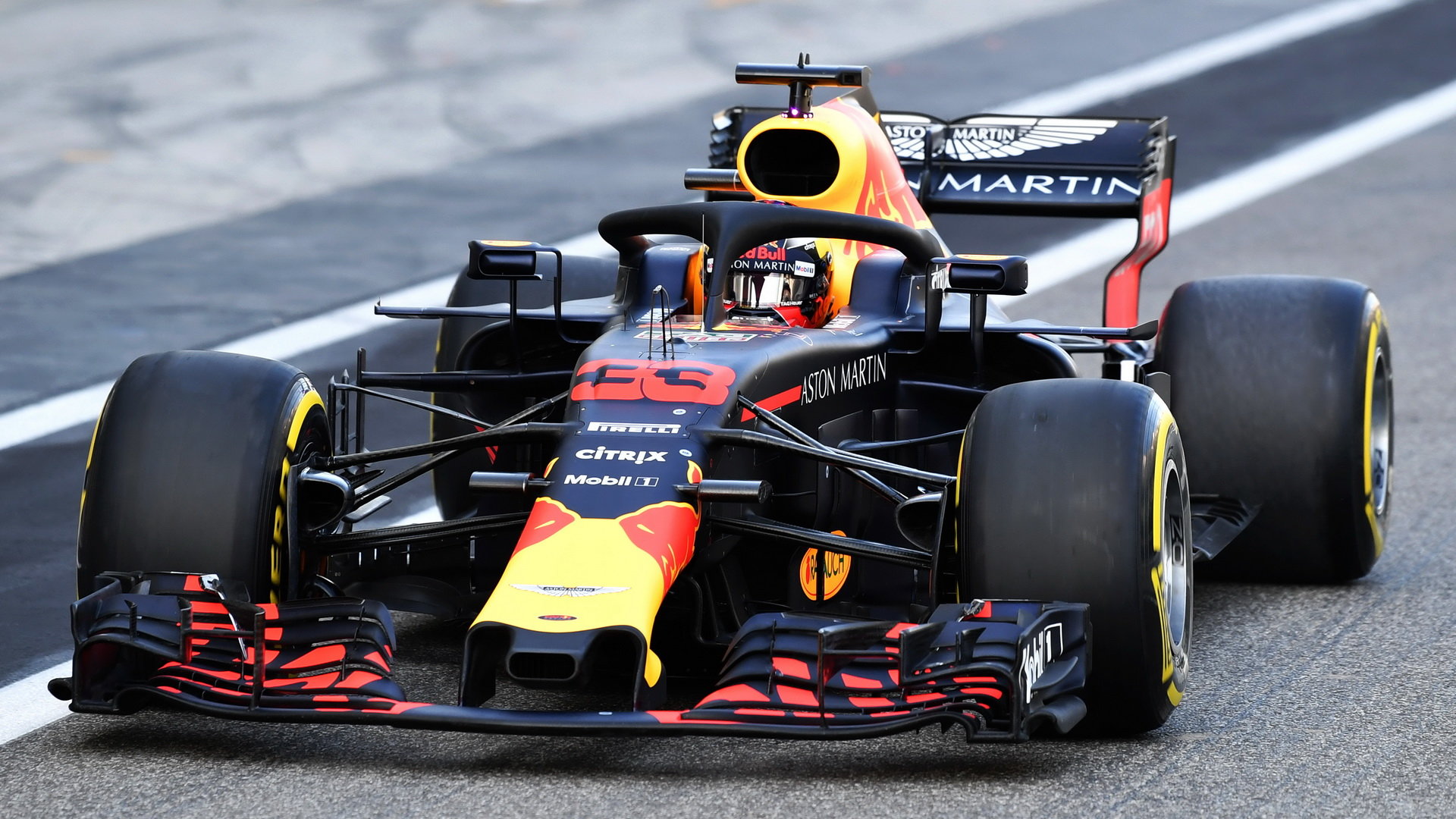 Max Verstappen při posezónních testech v Abú Zabí