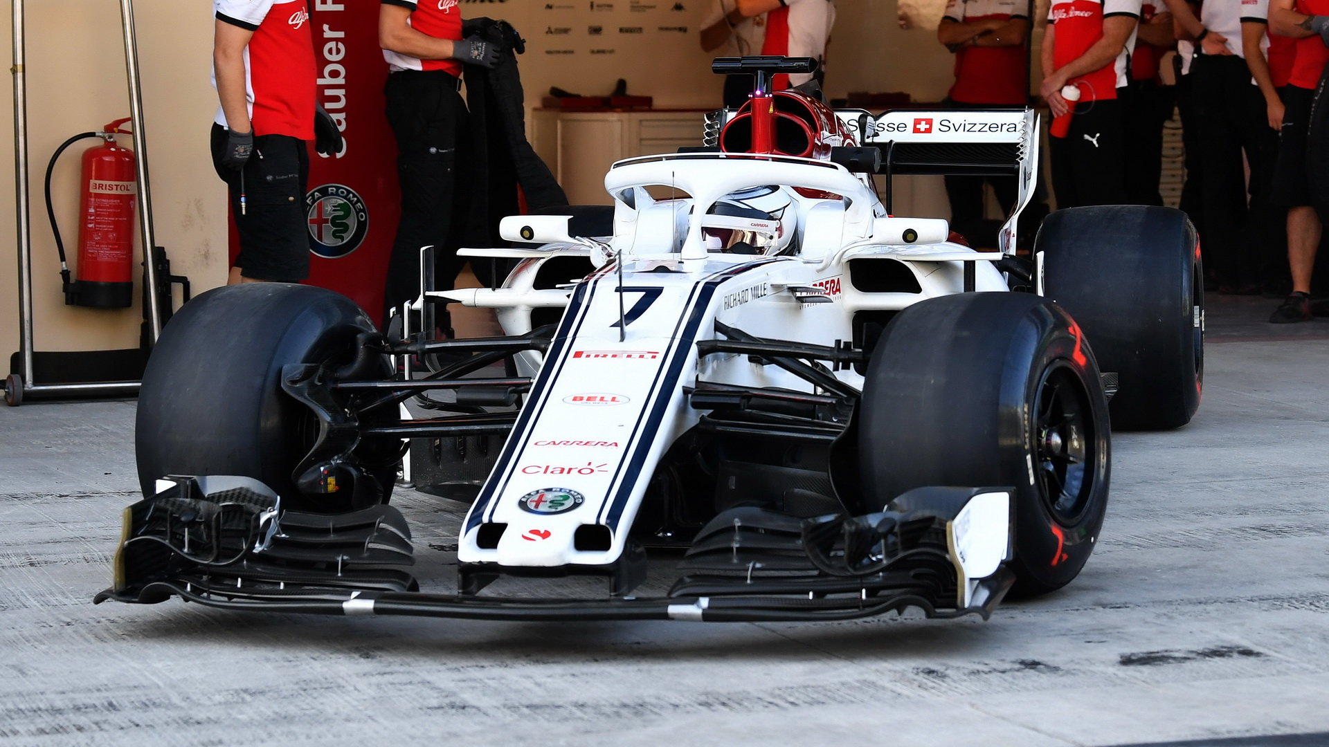 Kimi Räikkönen se s vozem Sauberu svezl po skončení sezóny při testování pneumatik v Abú Zabí
