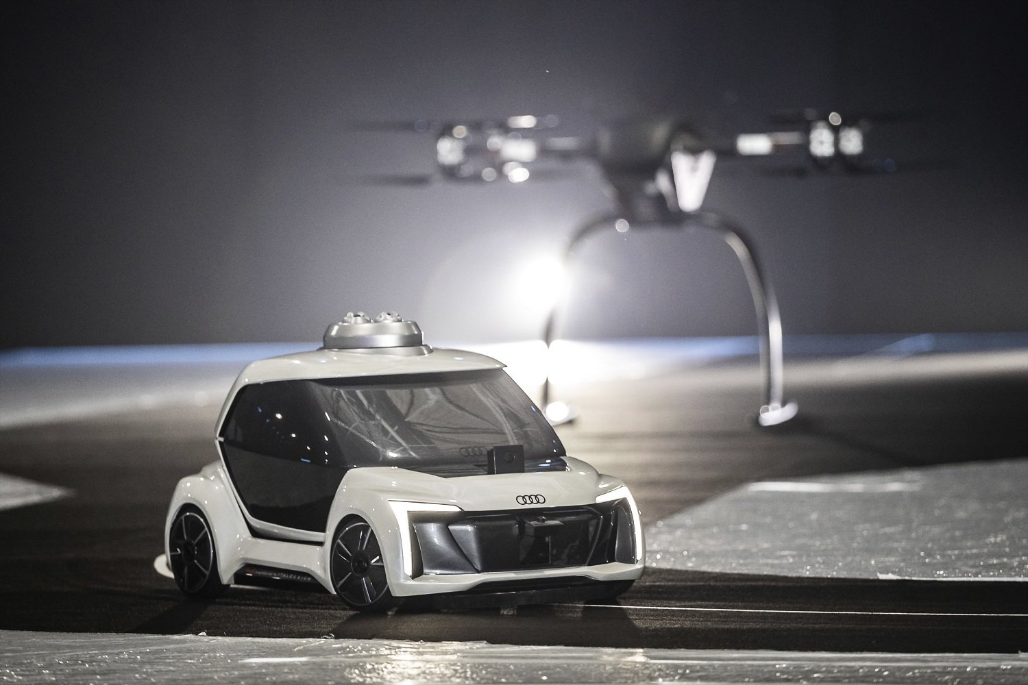 Zmenšený model konceptu létajícího autonomního taxi Audi Pop.Up Next se poprvé vznesl