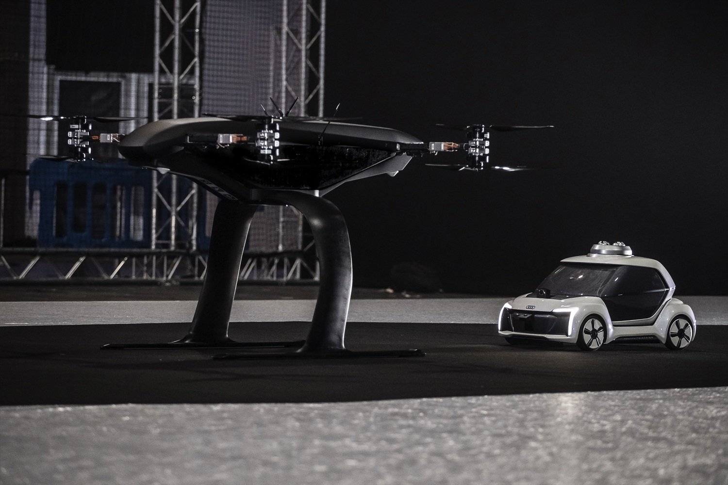 Zmenšený model konceptu létajícího autonomního taxi Audi Pop.Up Next se poprvé vznesl
