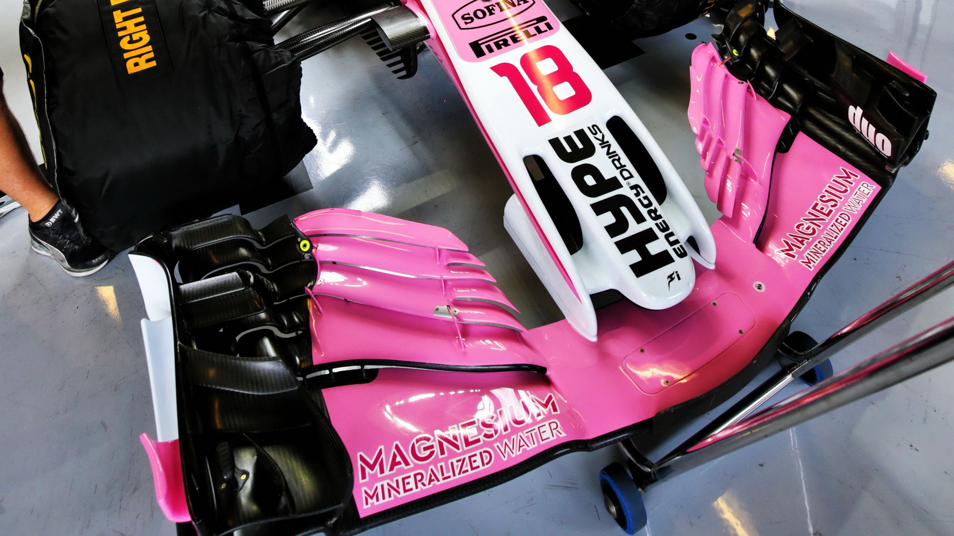 Přední křídlo vozu Force India při posezónních testech v Abú Zabí