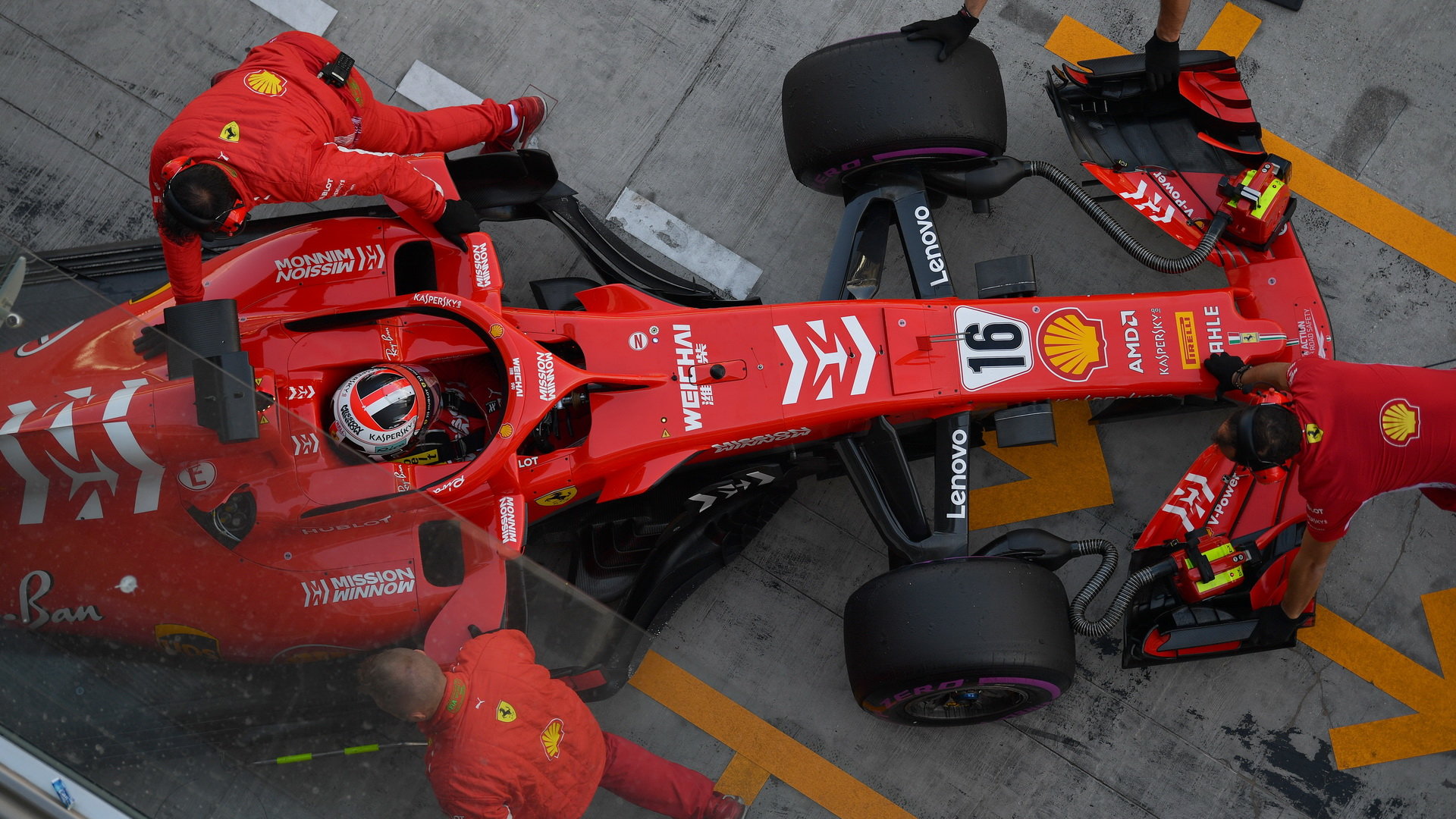 Charles Leclerc při posezónních testech s Ferrari v Abú Zabí