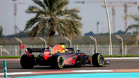Max Verstappen při posezónních testech v Abú Zabí