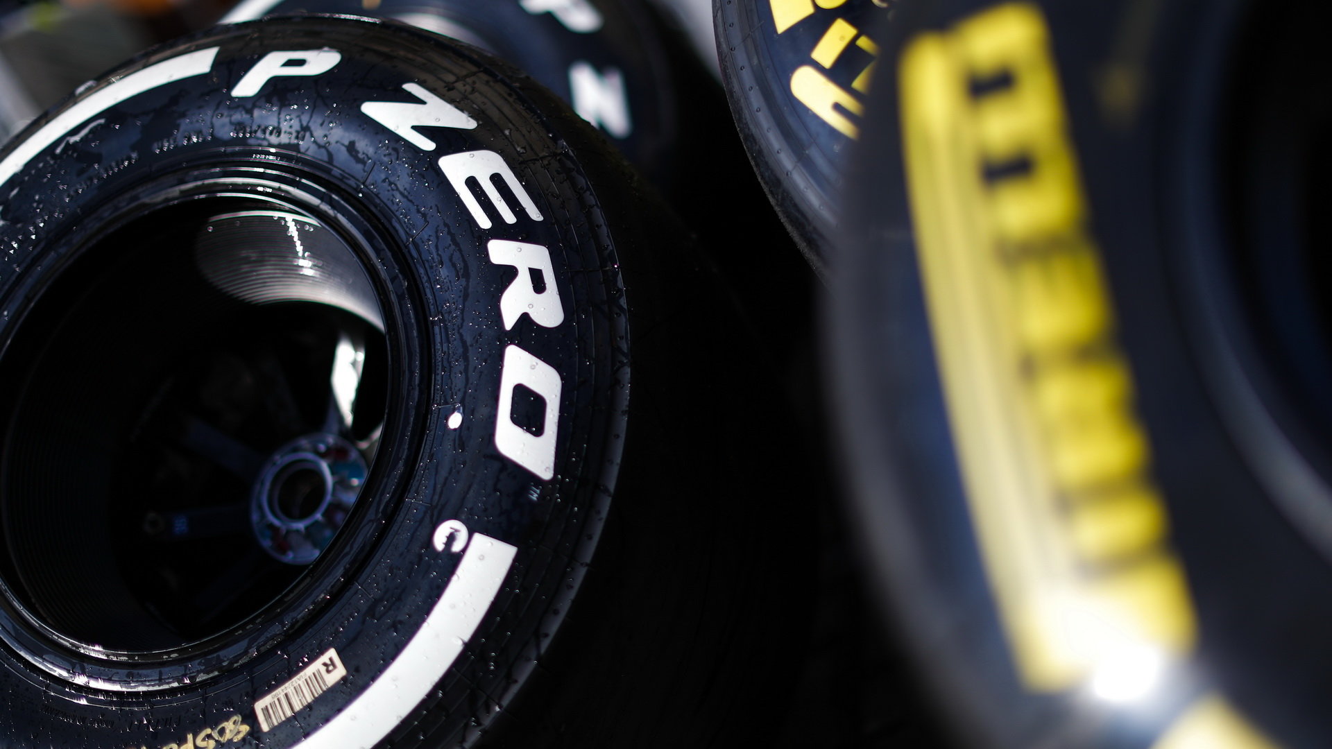 Pneumaiky Pirelli při posezónních testech v Abú Zabí