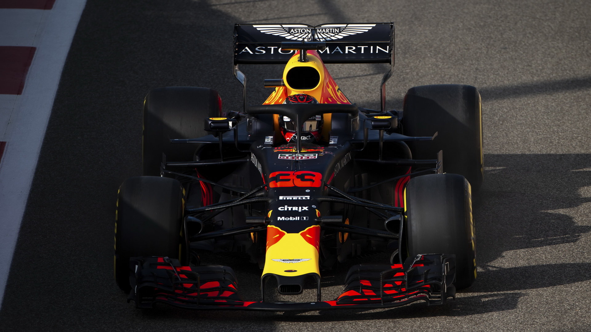 Max Verstappen při posezónních testech v Abú Zabí