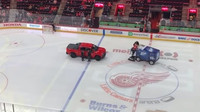 Chevrolet Silverado v offroadové úpravě vypověděl službu na hokejovém zápase před stovkami diváků