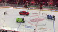 Chevrolet Silverado v offroadové úpravě vypověděl službu na hokejovém zápase před stovkami diváků