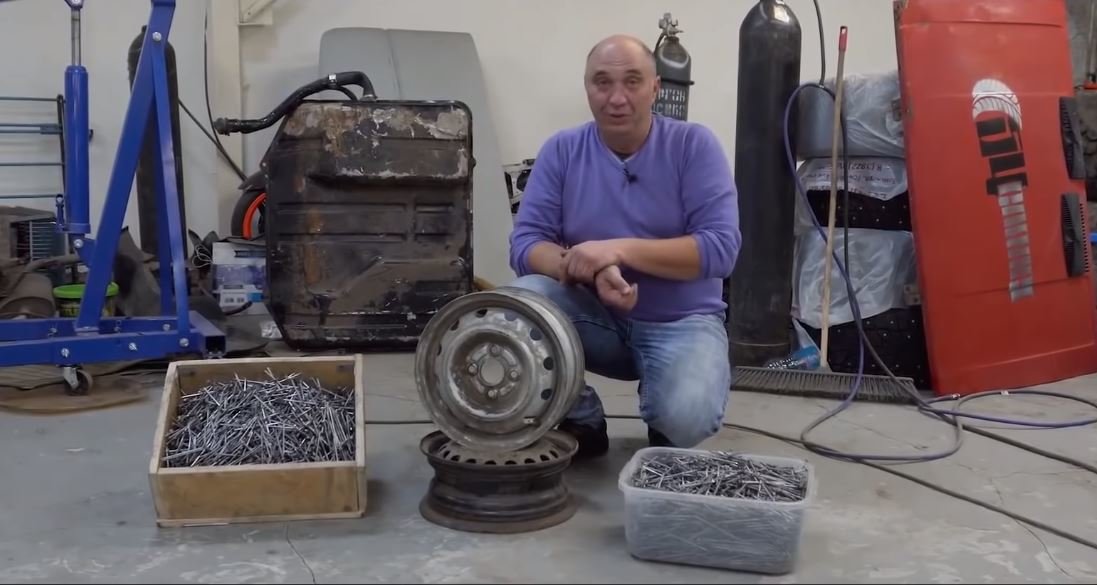 Známý ruský YouTuber navařil na pneumatiky cca 3000 hřebíků (YouTube/Garage54)