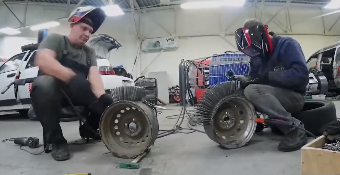 Známý ruský YouTuber navařil na pneumatiky cca 3000 hřebíků (YouTube/Garage54)