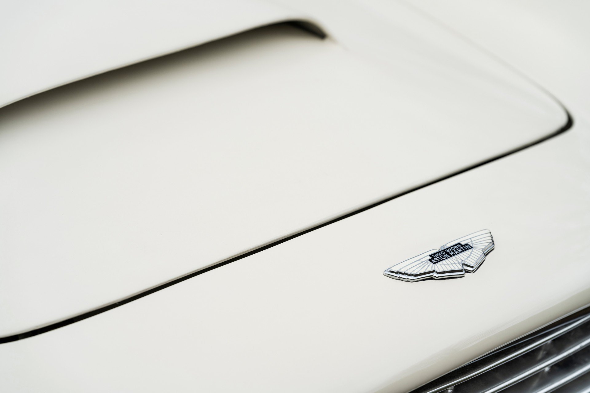 Pod kapotou unikátního konceptu postaveného na základech Aston Martin DB6 se ukrývá první reverzibilní elektrický pohon pro klasické vozy této značky