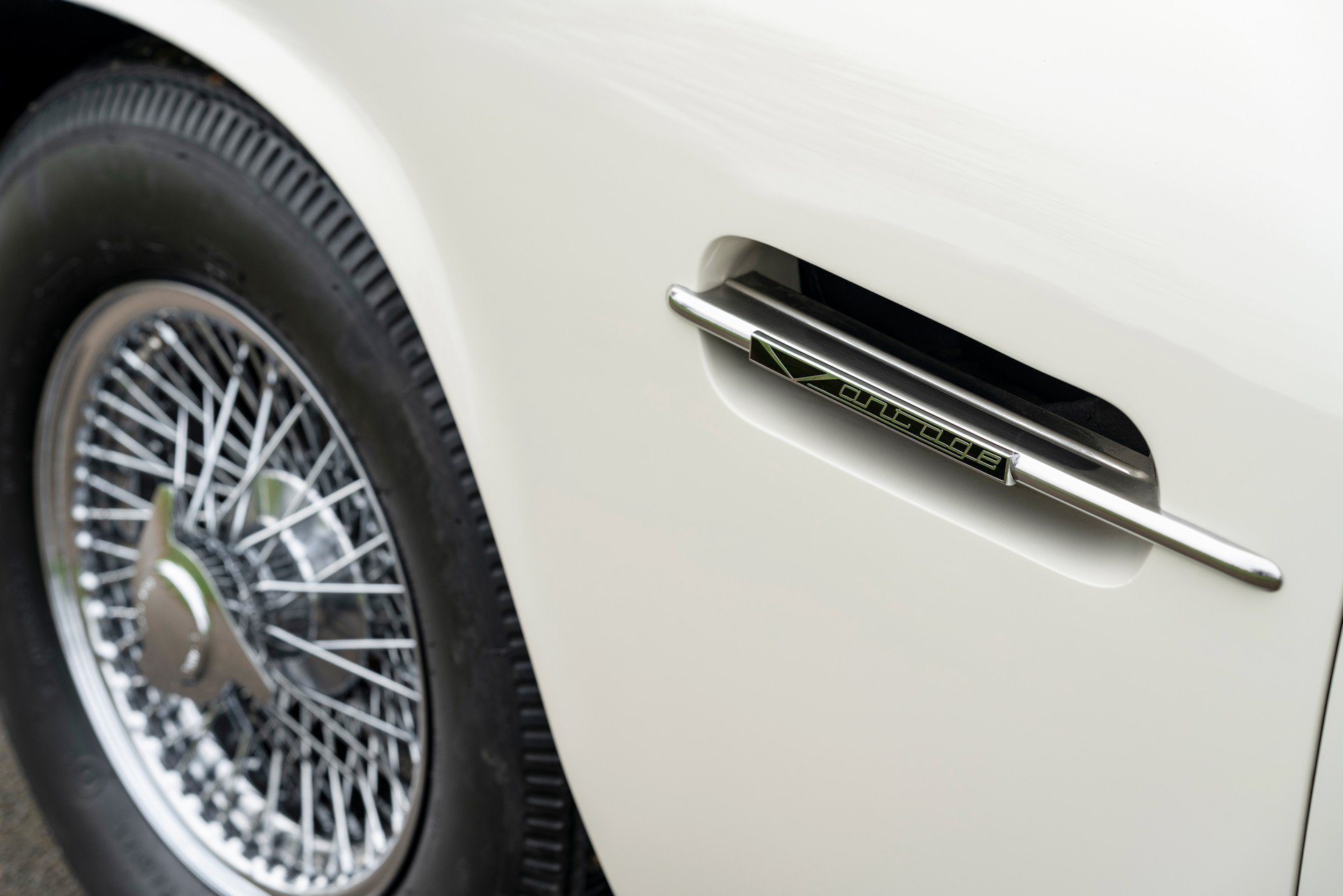 Pod kapotou unikátního konceptu postaveného na základech Aston Martin DB6 se ukrývá první reverzibilní elektrický pohon pro klasické vozy této značky
