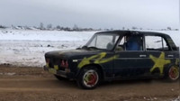 Bláznivý Rus se rozhodl skočit s hořícím autem do zamrzlého jezera. Jako zázrakem se mu nic nestalo