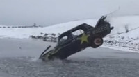 Bláznivý Rus se rozhodl skočit s hořícím autem do zamrzlého jezera. Jako zázrakem se mu nic nestalo