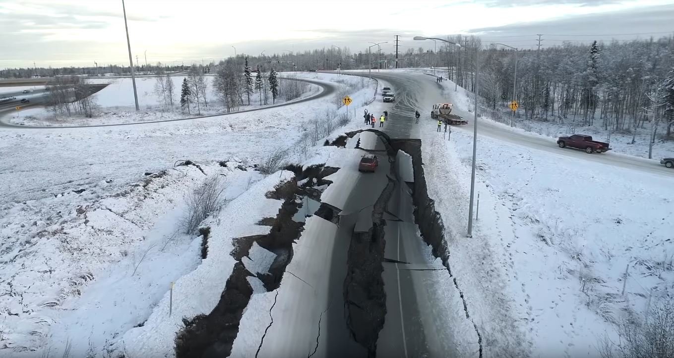 Většinu silnic poškozených během nedávného zemětřesení na Aljašce se podařilo opravit za méně než týden