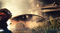 Hasiči zveřejnili video ze srpna 2017, kdy několik hodin bojovali s požárem Tesly Model X