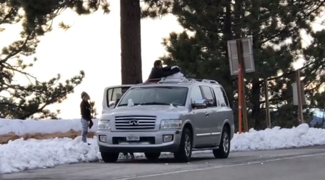 Obyvatelé Kalifornie byli z prvního sněhu tak nadšení, že si začali na střechách aut stavět sněhuláky. Nikoho přitom nenapadlo, co by se mohlo stát (Instagram/thedrive)