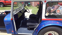 Výrazně upravený "pošťácký" Jeep DJ s dvojicí motorů V8