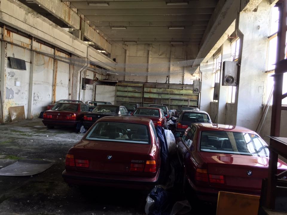 Ve starém skladišti bylo několik let ukryto 11 nedotčených BMW řady 5 generace e34 (Facebook/Център за БОРБА с Ръждата)