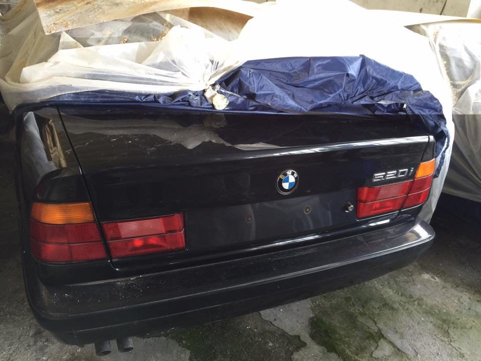 Ve starém skladišti bylo několik let ukryto 11 nedotčených BMW řady 5 generace e34 (Facebook/Център за БОРБА с Ръждата)