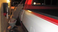 Řidič pod vlivem alkoholu vypadl z okna svého vozu a zůstal zde viset až do zásahu hasičů (facebook/Cathedral City Police)