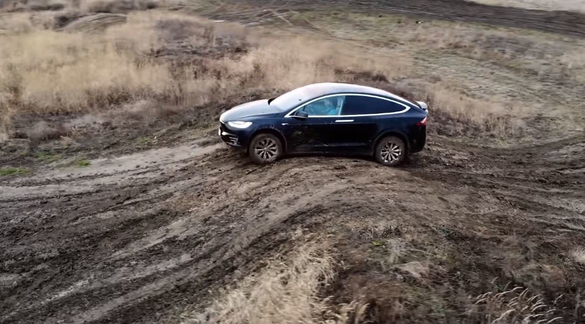 Český majitel Tesly Model X prověřil její schopnosti na offroad dráze Milovice