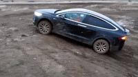 Český majitel Tesly Model X prověřil její schopnosti na offroad dráze Milovice