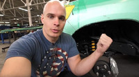 Známý youtuber prověřil odolnost neprůstřelných automobilů a prozkoumal jejich techniku