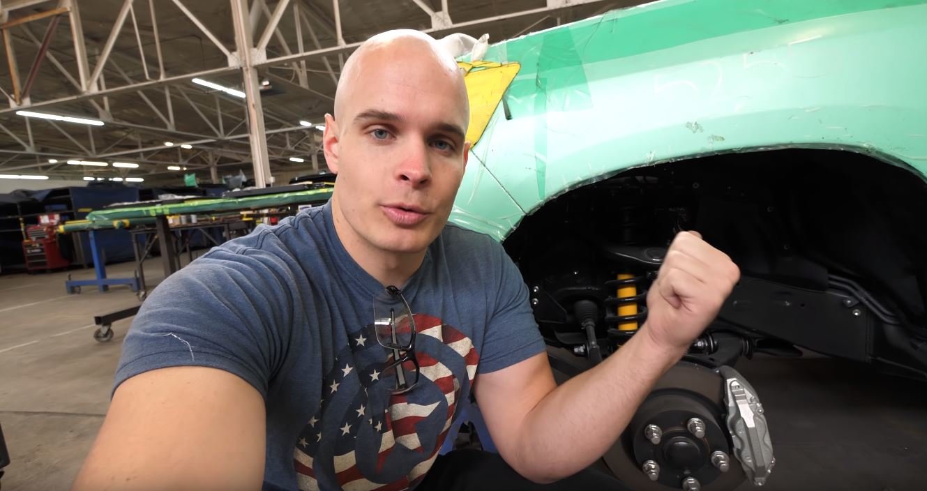 Známý youtuber prověřil odolnost neprůstřelných automobilů a prozkoumal jejich techniku