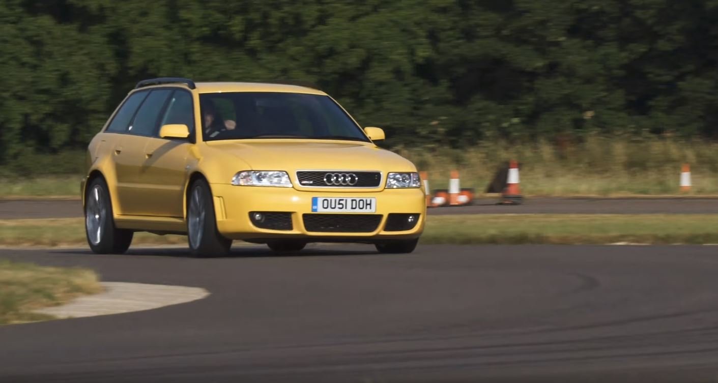 Závod BMW M3 e46 CSL vs. Audi RS4 B5 (Youtube/Carwow)