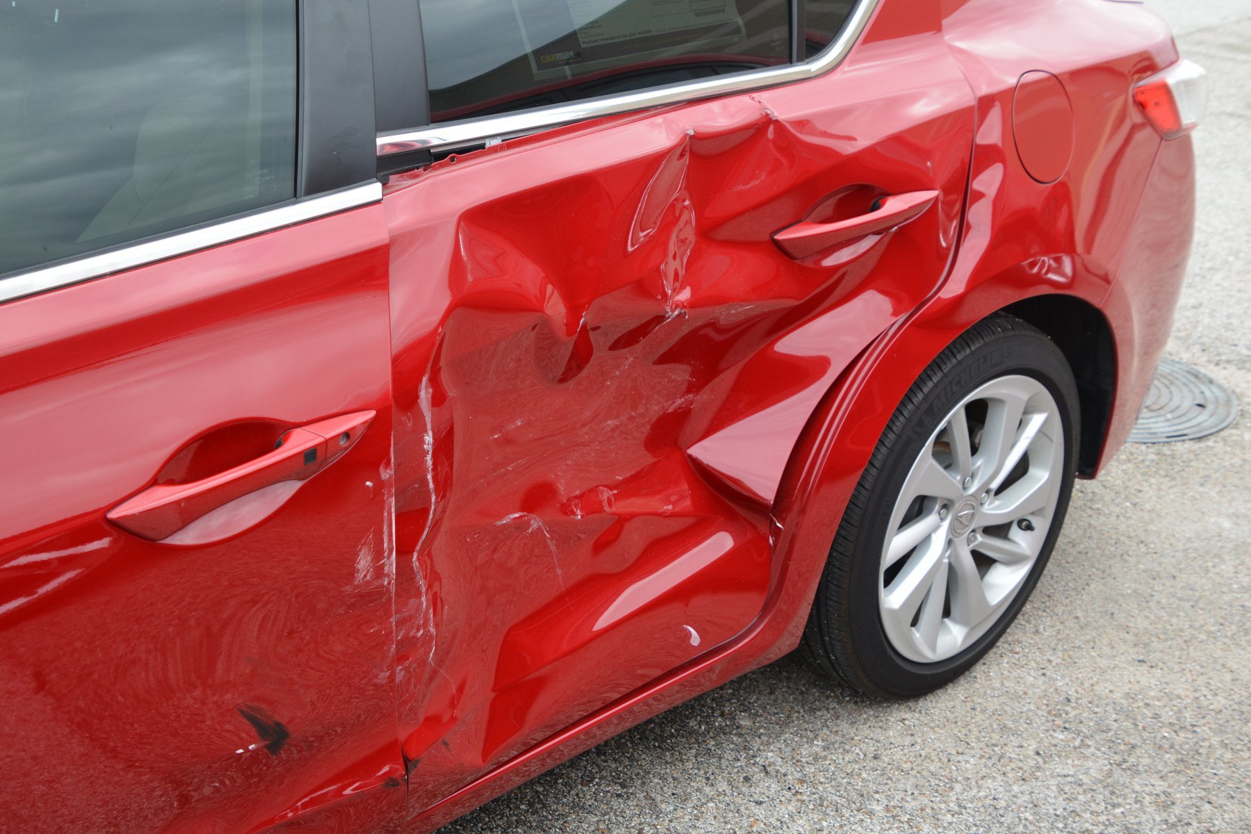 Čtveřice mladíků způsobila během svého řádění na parkovišti dealerství škody ve výši cca 17.9 milionu korun (Facebook/ @Precinct4)