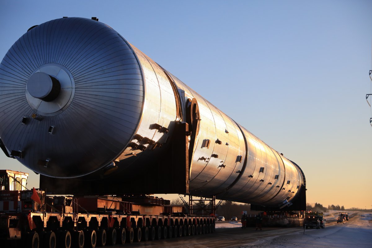 Přeprava extrémního nákladu o hmotnosti cca 800 tun (Twitter/@inter_pipeline)
