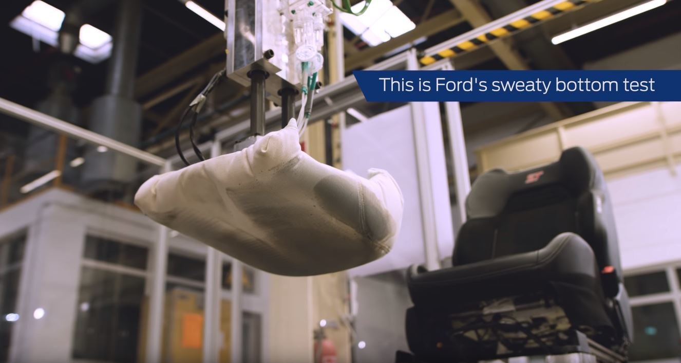Sedačky automobilů Ford nově testuje speciální „Sweaty Robutt," který zkouší jejich odolnost vůči propoceným pozadím