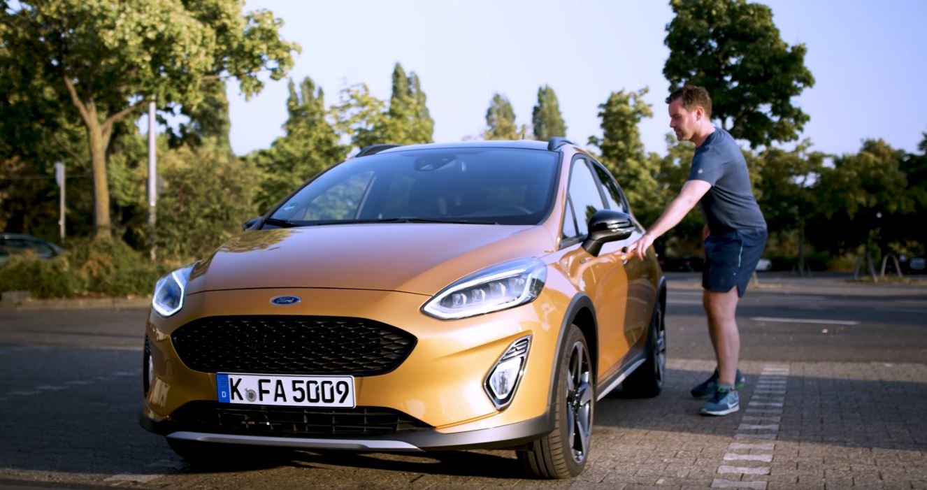 Sedačky automobilů Ford nově testuje speciální „Sweaty Robutt," který zkouší jejich odolnost vůči propoceným pozadím