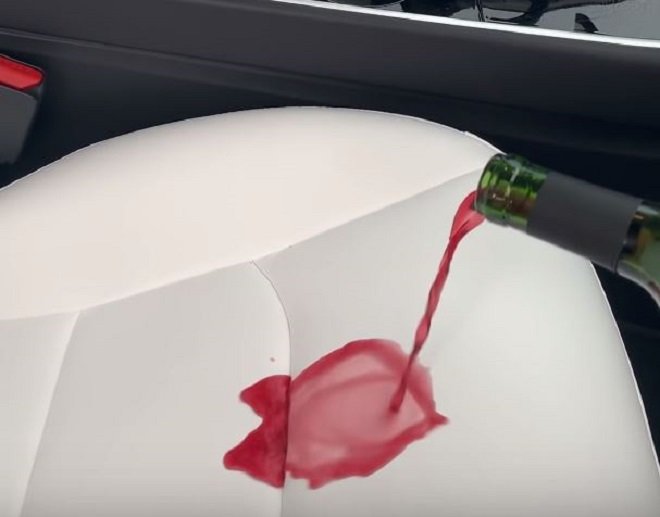 Majitel Tesly Model 3 podrobil bílá sedadla extrémnímu zatěžkávacímu testu