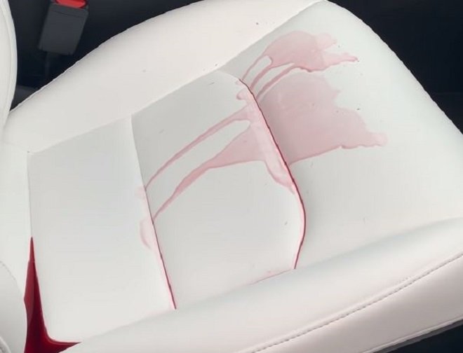 Majitel Tesly Model 3 podrobil bílá sedadla extrémnímu zatěžkávacímu testu
